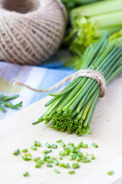 Bund grüner Frühlingsschnittlauch mit Schleife gebunden, Gemüse — Stockfoto