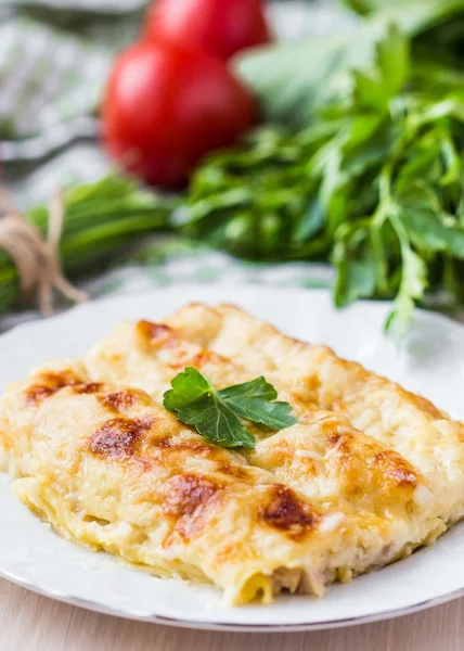 Canneloni van Italiaanse pasta gevuld met vlees, witte bechamelsaus saus — Stockfoto