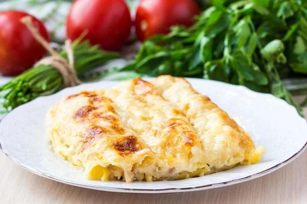 Canneloni van Italiaanse pasta gevuld met vlees, witte bechamelsaus saus — Stockfoto