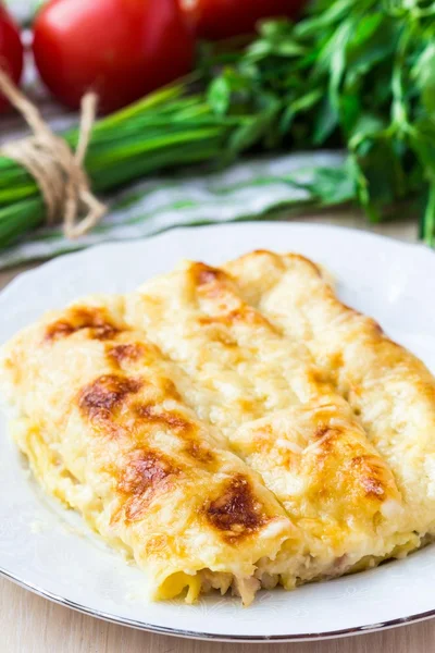 Canneloni van Italiaanse pasta gevuld met vlees, witte bechamelsaus saus — Stockfoto