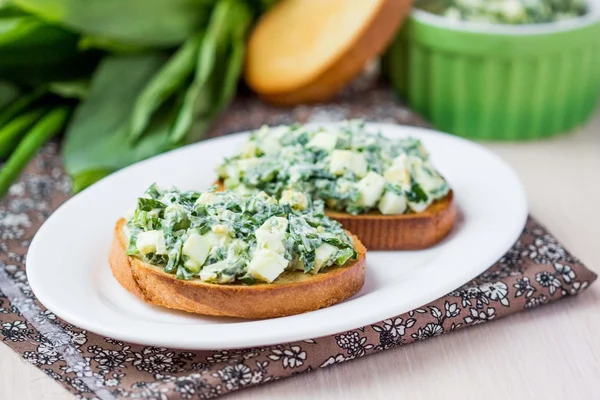 Sandwich con ensalada de huevos, hierba verde, perejil, ramson, primavera en —  Fotos de Stock