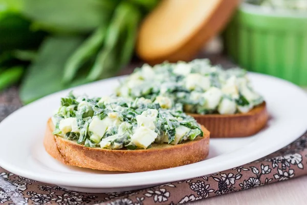 Sandwich with eggs salad, green herb, parsley, ramson, spring on — Stock Photo, Image