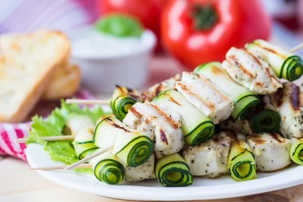 Kebab di pollo alla griglia, shashlik su spiedini con zucchine arrotolate , — Foto Stock