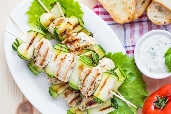 Kebab di pollo alla griglia, shashlik su spiedini con zucchine arrotolate , — Foto Stock