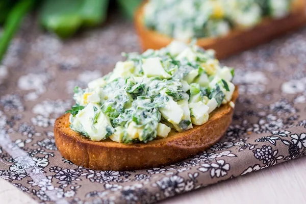 Panino con insalata di uova, erba verde, prezzemolo, ramson, primavera — Foto Stock