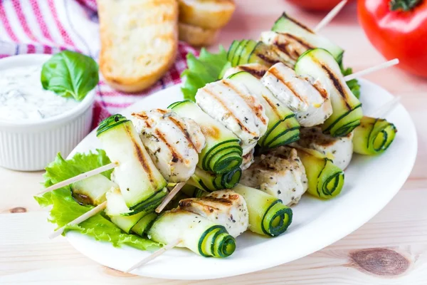 Kebab di pollo alla griglia, shashlik su spiedini con zucchine arrotolate , — Foto Stock