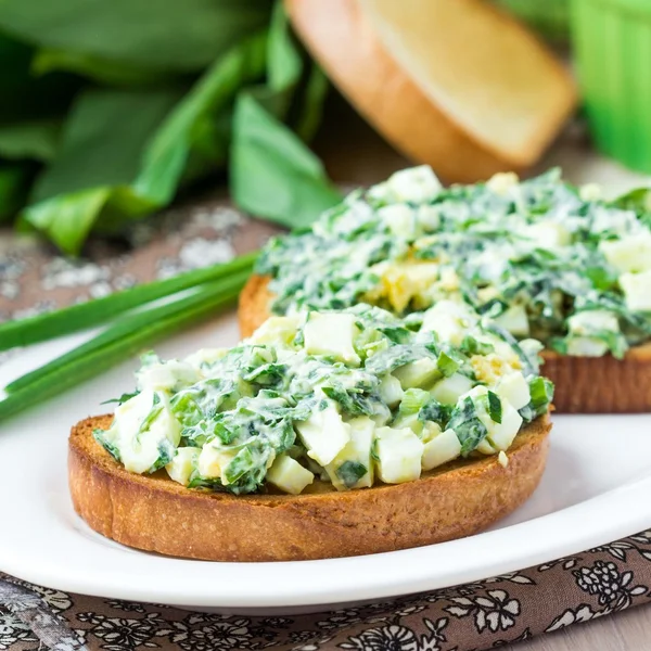 Sanduíche com salada de ovos, erva verde, salsa, ramson, primavera em — Fotografia de Stock