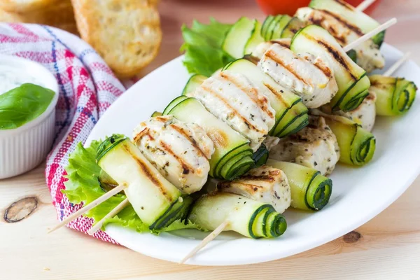 Kebab di pollo alla griglia, shashlik su spiedini con zucchine arrotolate , — Foto Stock