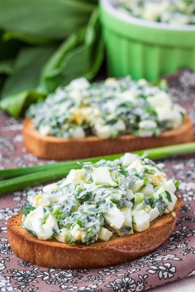 Sandwich con ensalada de huevos, hierba verde, perejil, ramson, primavera en — Foto de Stock