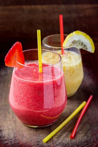 Smoothie à la fraise et au citron dans le verre, millésime en bois — Photo