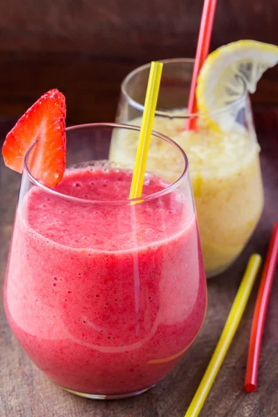 Süßer Erdbeer-Zitronen-Smoothie im Glas, Holzjahrgang — Stockfoto