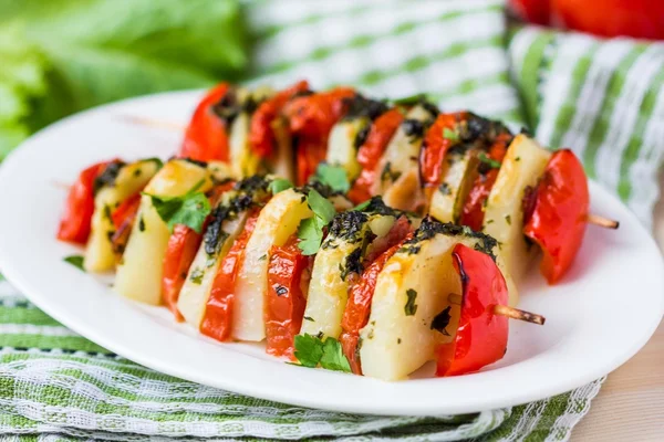Potato vegetarian kebab, skewer with vegetables, tomato, herb on — Stock Photo, Image