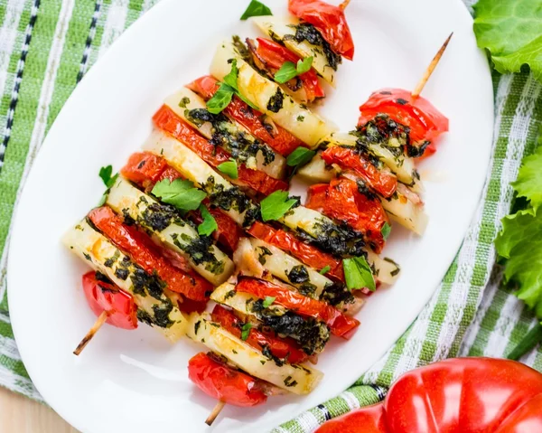 Bramborové vegetariánské kebab, špíz se zeleninou, rajčata, byliny na — Stock fotografie