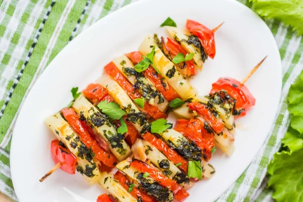 Patates vejetaryen kebap, şiş ile sebze, domates, bitki üzerinde — Stok fotoğraf