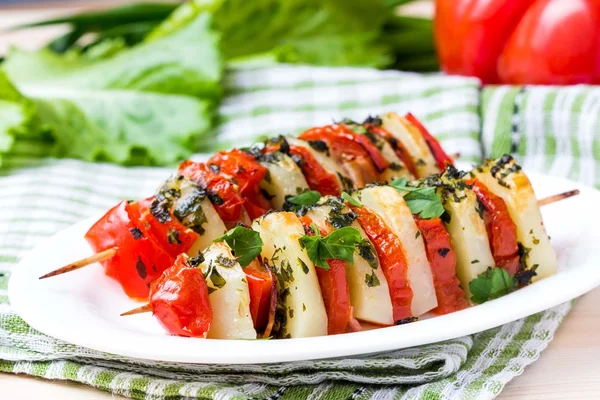 Potato vegetarian kebab, skewer with vegetables, tomato, herb on — Stock Photo, Image