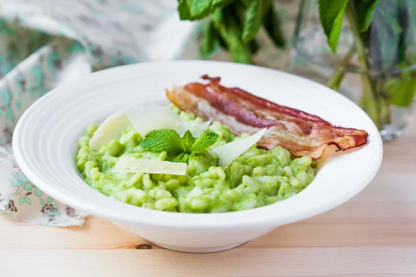 Green Italian risotto with peas, mint, crispy bacon, tasty — Stock Photo, Image