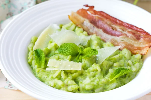 Groene Italiaanse risotto met erwten, mint, knapperige bacon, smakelijke — Stockfoto