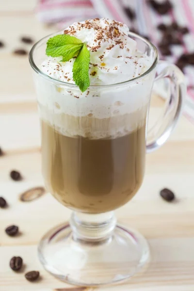 Холодный напиток, летний кофе со взбитыми сливками, мороженым, шоколадом — стоковое фото