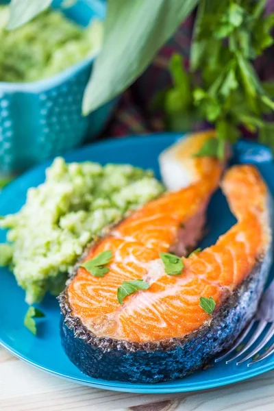 Fried steak of red fish salmon with herbs, green risotto — Stock Photo, Image