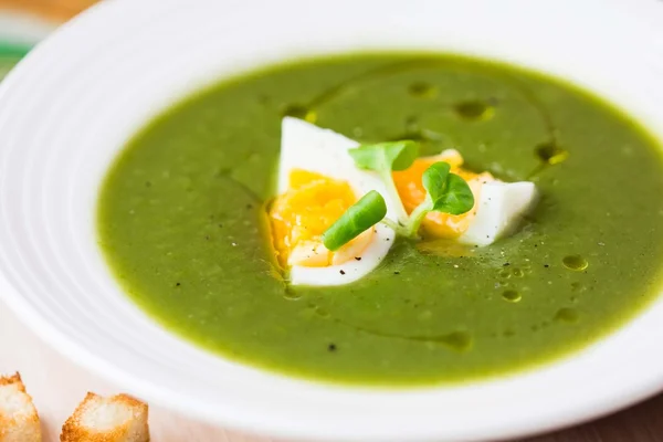 Primavera verde, sopa de crema saludable de verano con hierbas, huevo, crouton —  Fotos de Stock