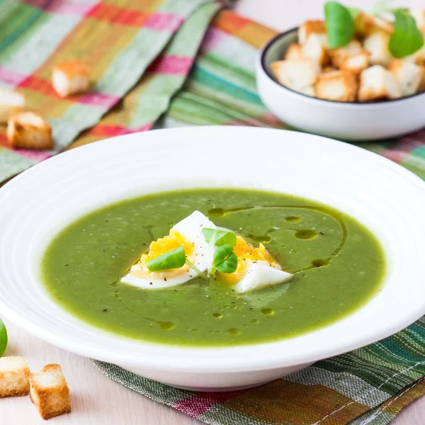 Primavera verde, sopa de crema saludable de verano con hierbas, huevo, crouton — Foto de Stock