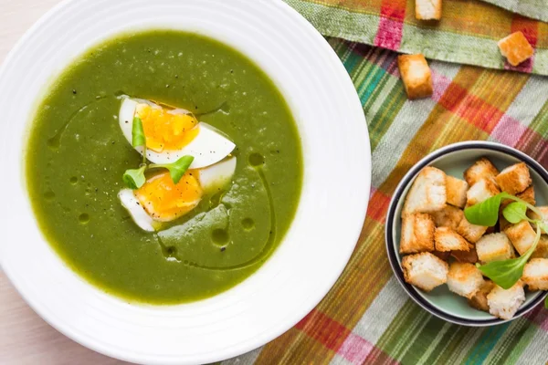 Zelená jarní, letní zdravé krémová polévka s bylinkami, vejce, krutonem — Stock fotografie