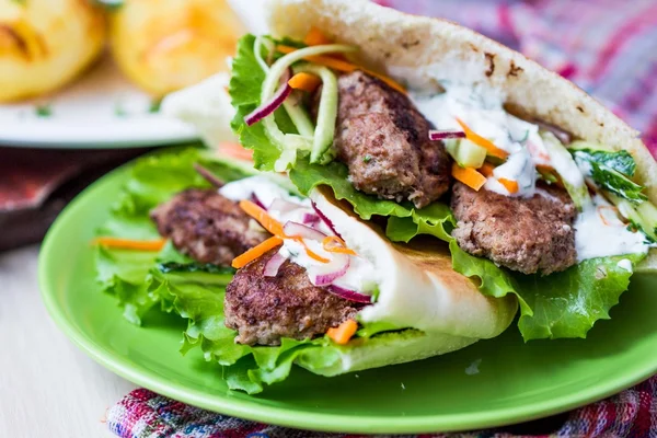 Mleté maso kebab, hovězí karbenátky v plochý koláč se zeleninou — Stock fotografie