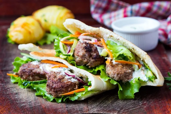 Carne picada kebab, bolas de carne em bolo liso com legumes — Fotografia de Stock