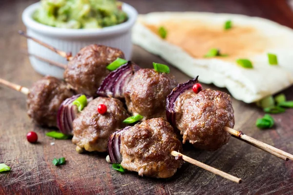 Vlees kebab, rundvlees ballen aan het spit met uien, saus guacamole — Stockfoto