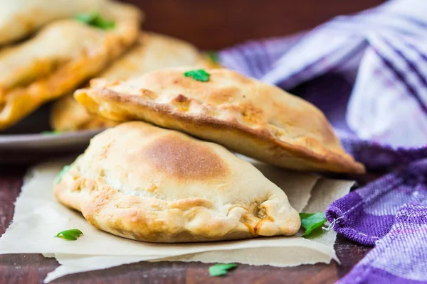 Mini calzone, zamknięte pizzy, włoskie ciasto nadziewane serem — Zdjęcie stockowe