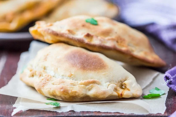 Mini calzone, pizza cerrada, pastelería italiana rellena de queso —  Fotos de Stock