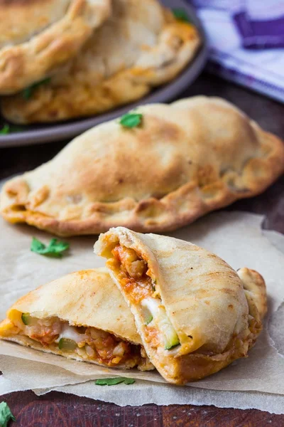 Mini calzone, pizza cerrada, pastelería italiana rellena de queso — Foto de Stock