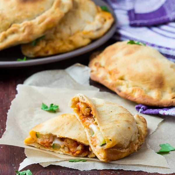 Mini calzone, pizza cerrada, pastelería italiana rellena de queso —  Fotos de Stock