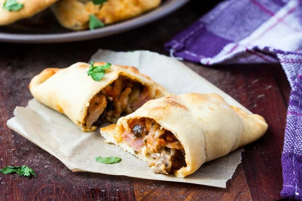 Mini calzone, pizza fechada, pastelaria italiana recheada com queijo — Fotografia de Stock