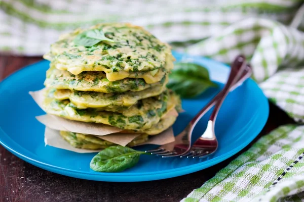 Panqueques verdes con hierbas perejil, espinacas, cebollas, delicioso su — Foto de Stock