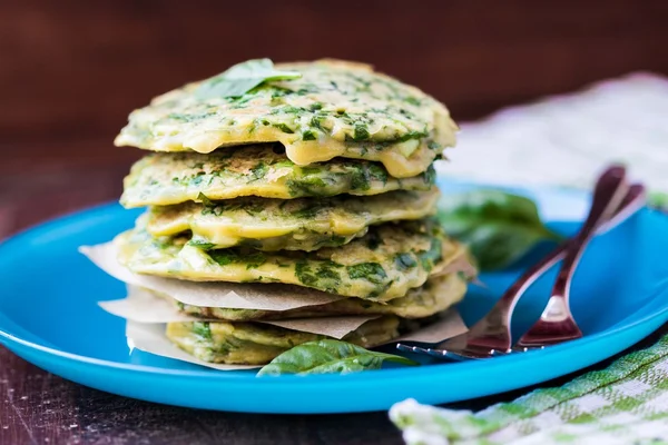 Panqueques verdes con hierbas perejil, espinacas, cebollas, delicioso su — Foto de Stock