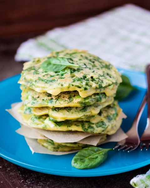 Зеленые блины с петрушкой из трав, шпинат, лук, вкусный су — стоковое фото