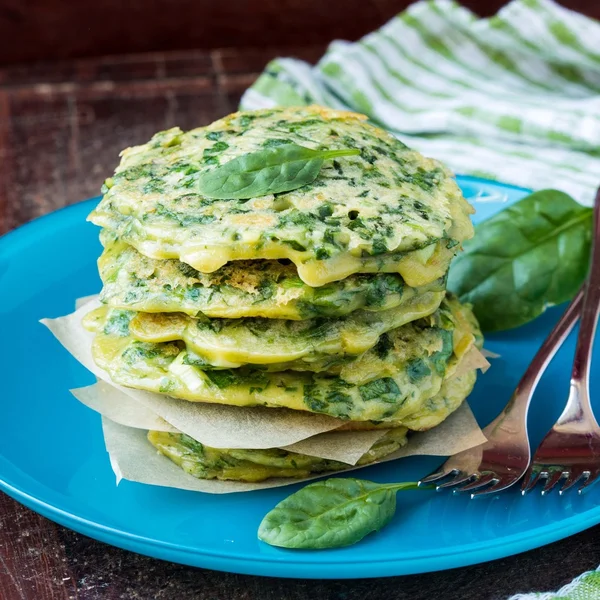 Panqueques verdes con hierbas perejil, espinacas, cebollas, delicioso su — Foto de Stock