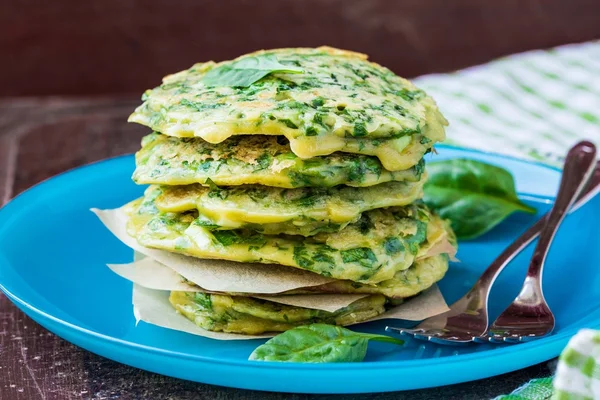 Frittelle verdi con prezzemolo alle erbe, spinaci, cipolle, delizioso su — Foto Stock