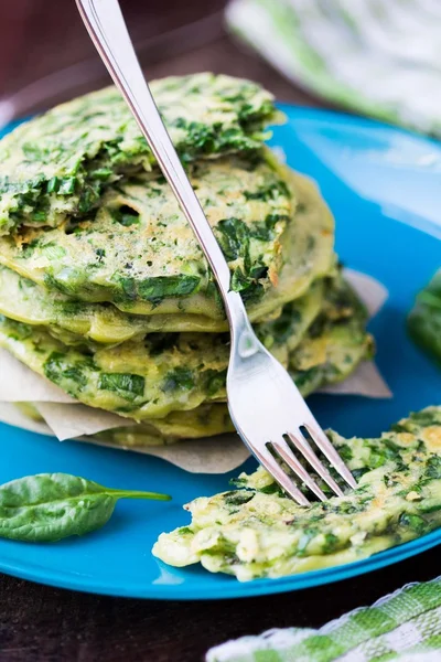 Green pancakes with herbs parsley, spinach, onions, delicious su — Stock Photo, Image