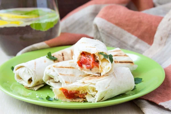 Rollos a la parrilla de lavash de pan con queso suluguni, pimientos, pic —  Fotos de Stock