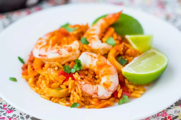 Plato español paella con mariscos, camarones, calamares, arroz, azafrán — Foto de Stock