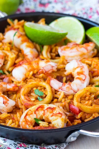 İspanyol yemeği paella deniz ürünleri, karides, kalamar, pirinç, safran ile — Stok fotoğraf