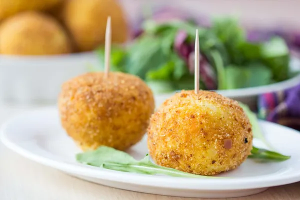 Italian appetizer arancini, rice balls stuffed with meat in oil — Stock Photo, Image