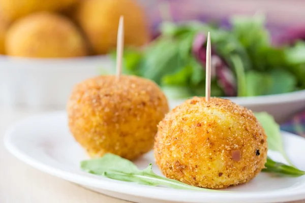 Italian appetizer arancini, rice balls stuffed with meat in oil — Stock Photo, Image