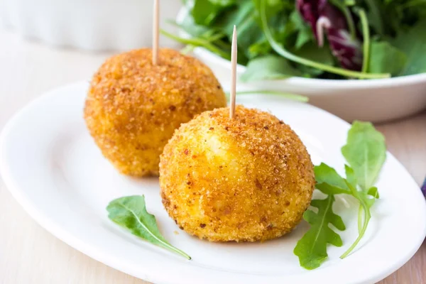 Aperitivo italiano arancini, bolas de arroz rellenas de carne en aceite —  Fotos de Stock