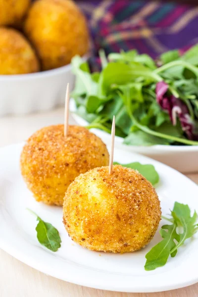 Italian appetizer arancini, rice balls stuffed with meat in oil — Stock Photo, Image