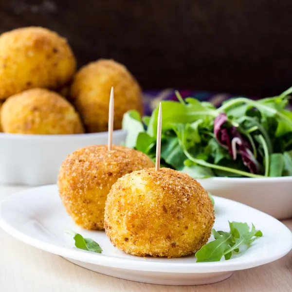 Włoski zakąska arancini, kulki ryżowe z mięsem w oleju — Zdjęcie stockowe