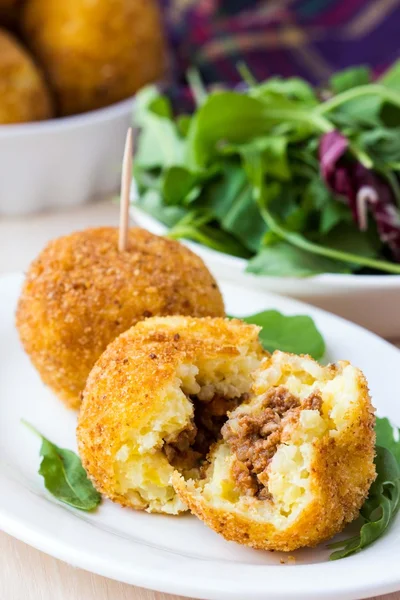 Aperitivo italiano arancini, bolas de arroz recheadas com carne em óleo — Fotografia de Stock