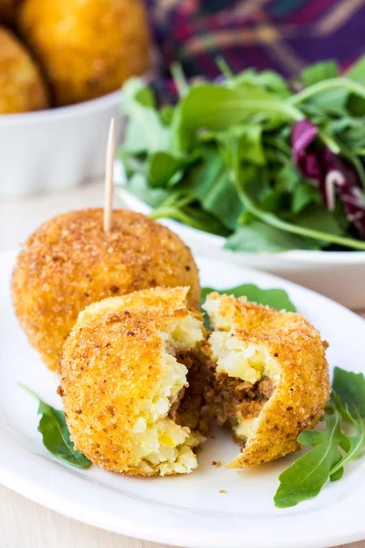 Italian appetizer arancini, rice balls stuffed with meat in oil — Stock Photo, Image